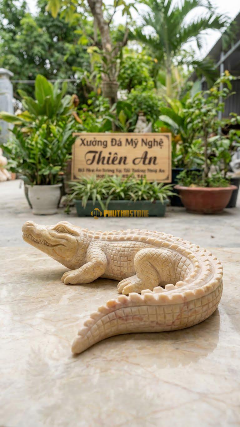 Cá Sấu Tắm Nắng Bằng Đá Vàng Nghệ An, Kiểu Dáng Nằm Cong Đuôi. Kích Thước Dài 40cm.