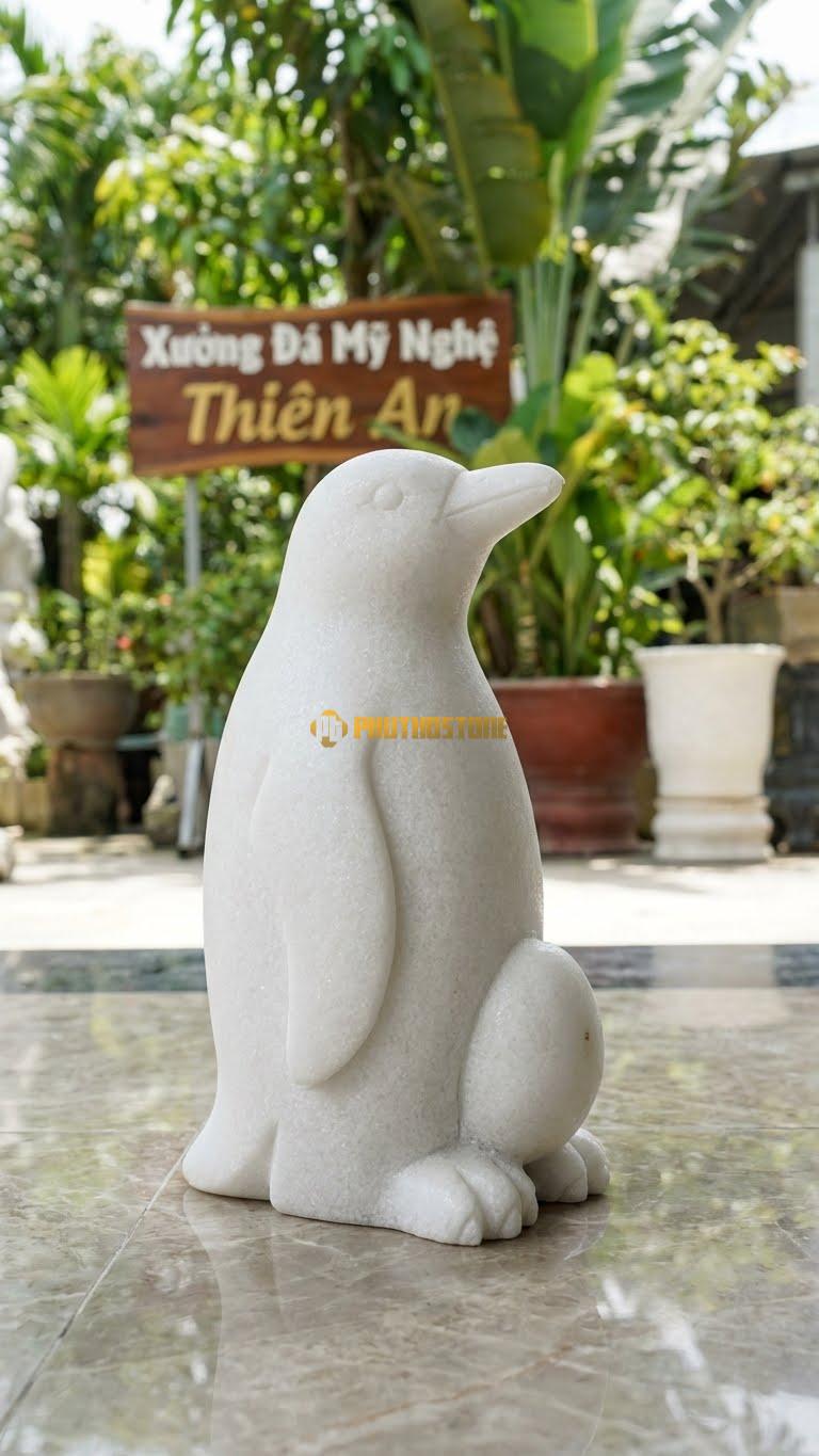 Cánh Cụt Ấp Trứng Bằng Đá Trắng Muối, Kiểu Dáng Trứng Đặt Trên Chân. Kích Thước Cao 25cm.