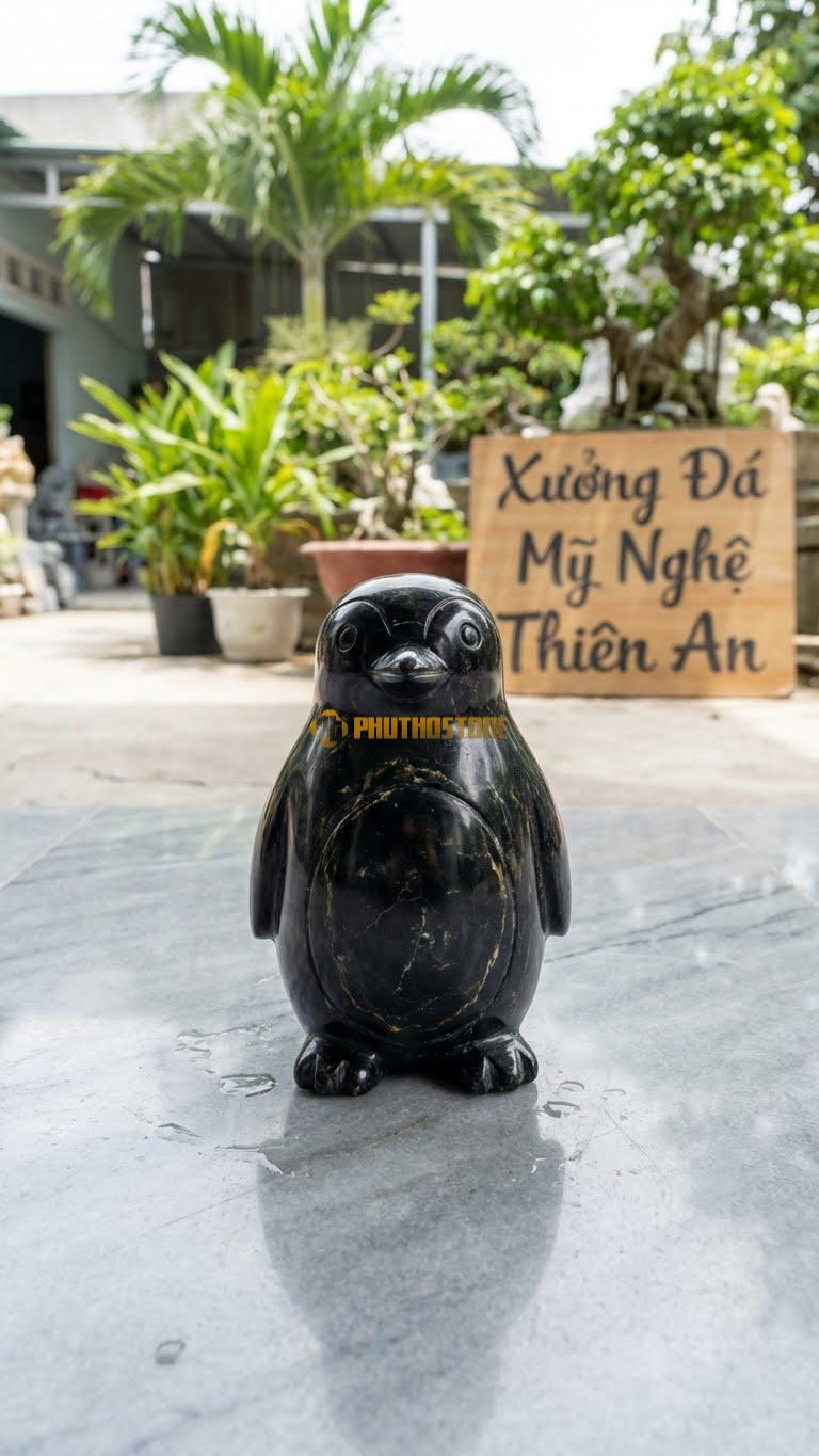 Cánh Cụt Chặn Giấy Bằng Đá Đen Chỉ Nâu, Kiểu Dáng Đá Đen Trắng Tự Nhiên. Kích Thước Cao 12cm.