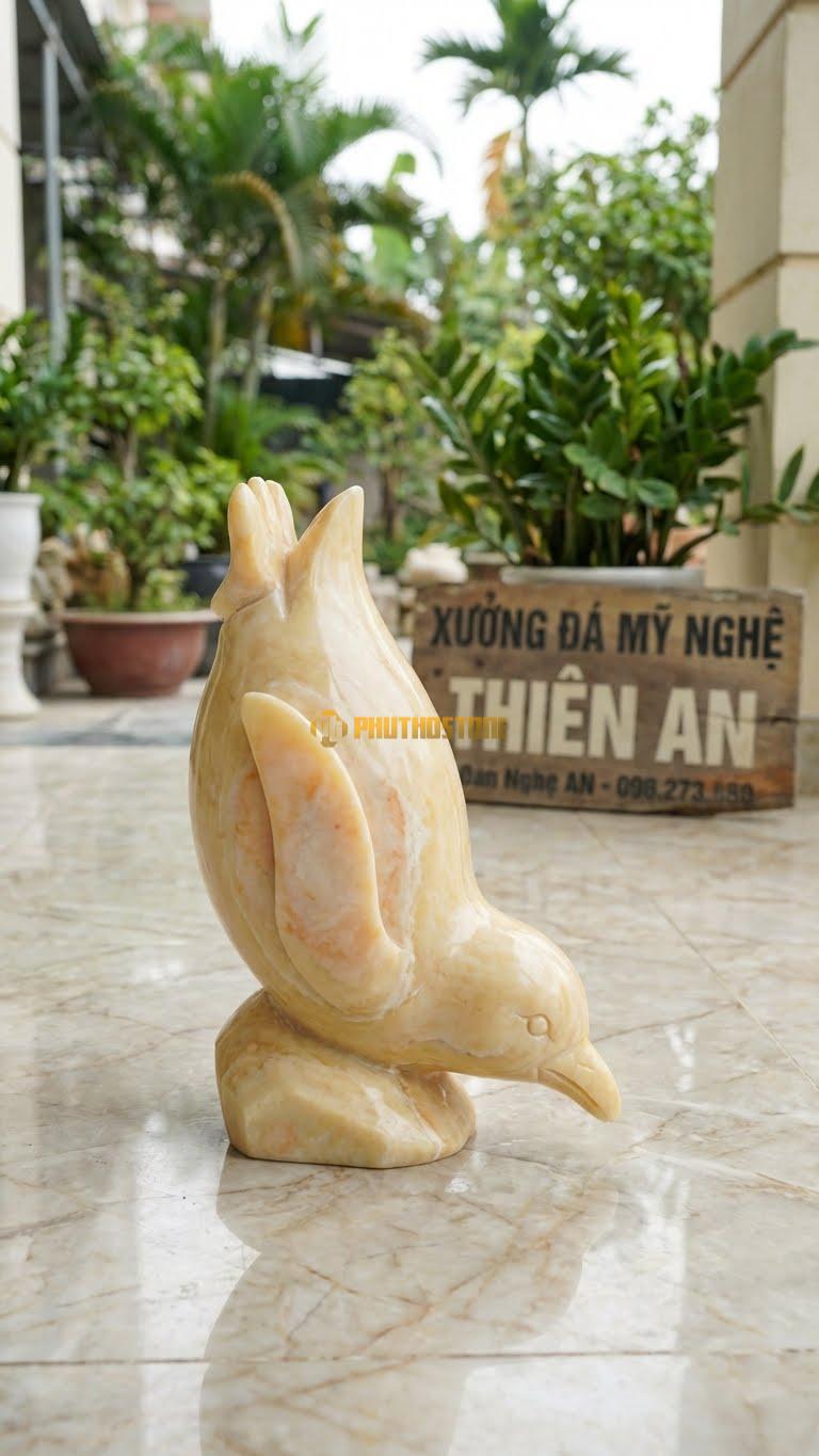 Cánh Cụt Nhảy Nước Bằng Đá Vàng Nghệ An, Kiểu Dáng Dáng Cong Mình Lao Xuống. Kích Thước Cao 30cm.
