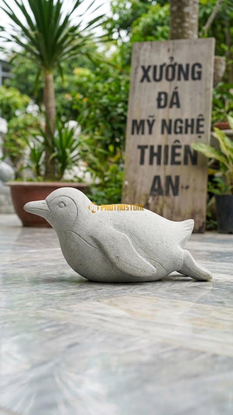 Cánh Cụt Trượt Băng Bằng Đá Sa Thạch, Kiểu Dáng Nằm Trượt Bằng Bụng. Kích Thước Dài 25cm.