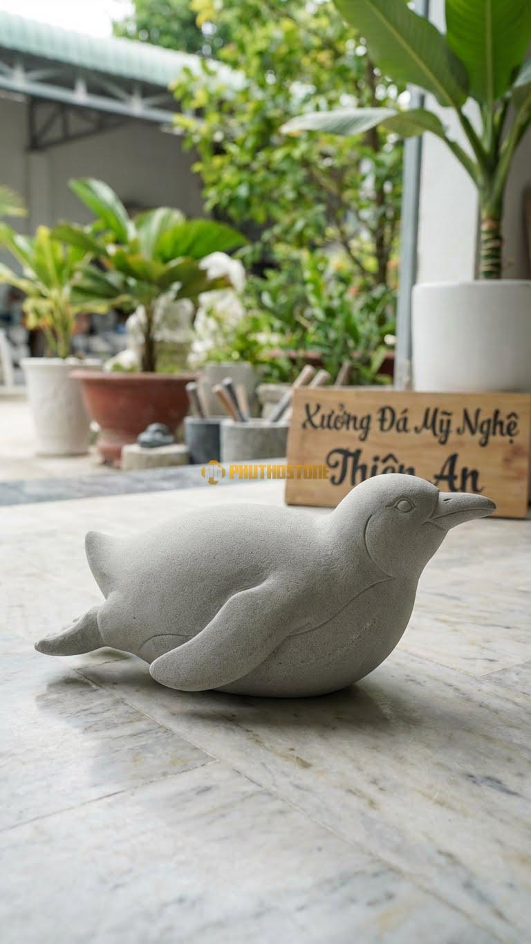 Cánh Cụt Trượt Băng Bằng Đá Sa Thạch, Kiểu Dáng Nằm Trượt Bằng Bụng. Kích Thước Dài 25cm.