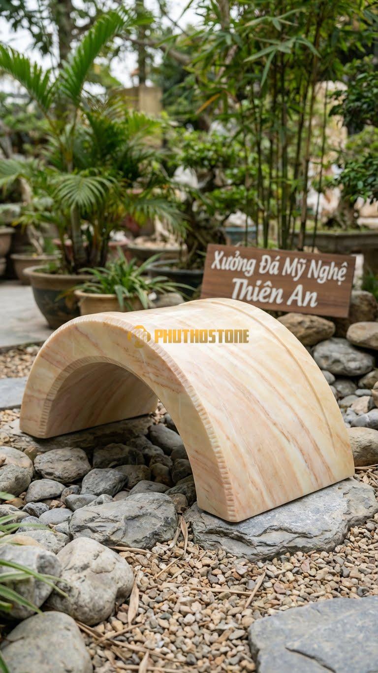 Cầu Sân Vườn Đá Vàng Nghệ An Dáng Cầu Khuyết Nguyệt Mini , Kích thước 50cm x 25cm x 25cm Kiểu Dáng Cầu Vòng Cung Trơn, Để Lộ Nét Cắt Đá Sắc Sảo.