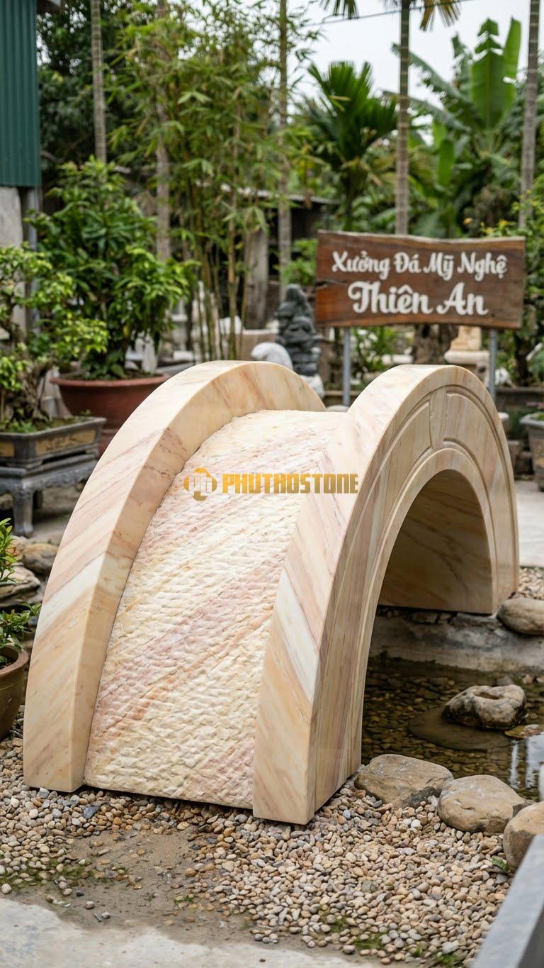 Cầu Sân Vườn Đá Vàng Nghệ An Dáng Cầu Vòm Taiko (Cầu Trống) , Kích thước 250cm x 90cm x 110cm Độ Cong Lớn, Mặt Cầu Đục Nhám Thủ Công, Không Trang Trí Cầu Kỳ.