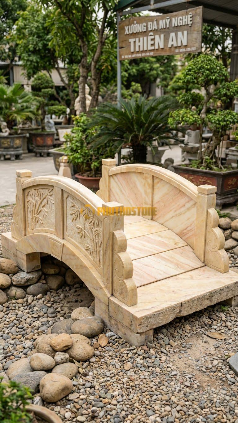 Cầu Sân Vườn Đá Vàng Nghệ An Dáng Cầu Vòm Trúc Chỉ , Kích thước 300cm x 120cm x 90cm Hai Bên Thành Cầu Điêu Khắc Hình Bụi Trúc Thanh Mảnh, Tinh Xảo.
