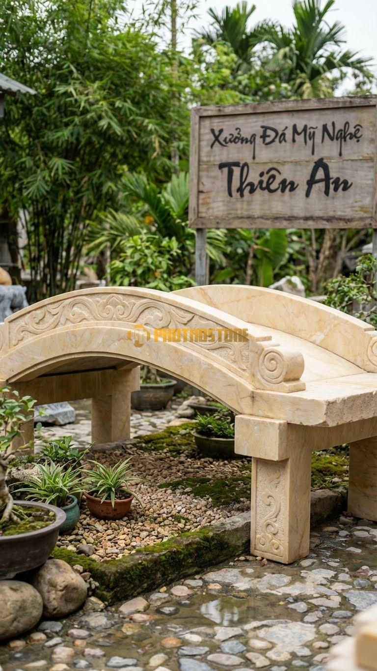 Cầu Sân Vườn Đá Vàng Nghệ An Dáng Cầu Vòm Vân Mây , Kích thước 250cm x 100cm x 80cm Họa Tiết Mây Cuộn Kiểu Cổ Điển Chạy Dọc Theo Chiều Dài Thân Cầu.