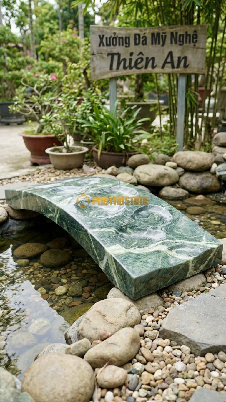 Cầu Sân Vườn Đá Xanh Ấn Dáng Cầu Đá Cuội Giả Thác , Kích thước 100cm x 50cm x 10cm Mặt Cầu Được Đục Lõm Mô Phỏng Các Vết Mòn Của Nước Chảy.