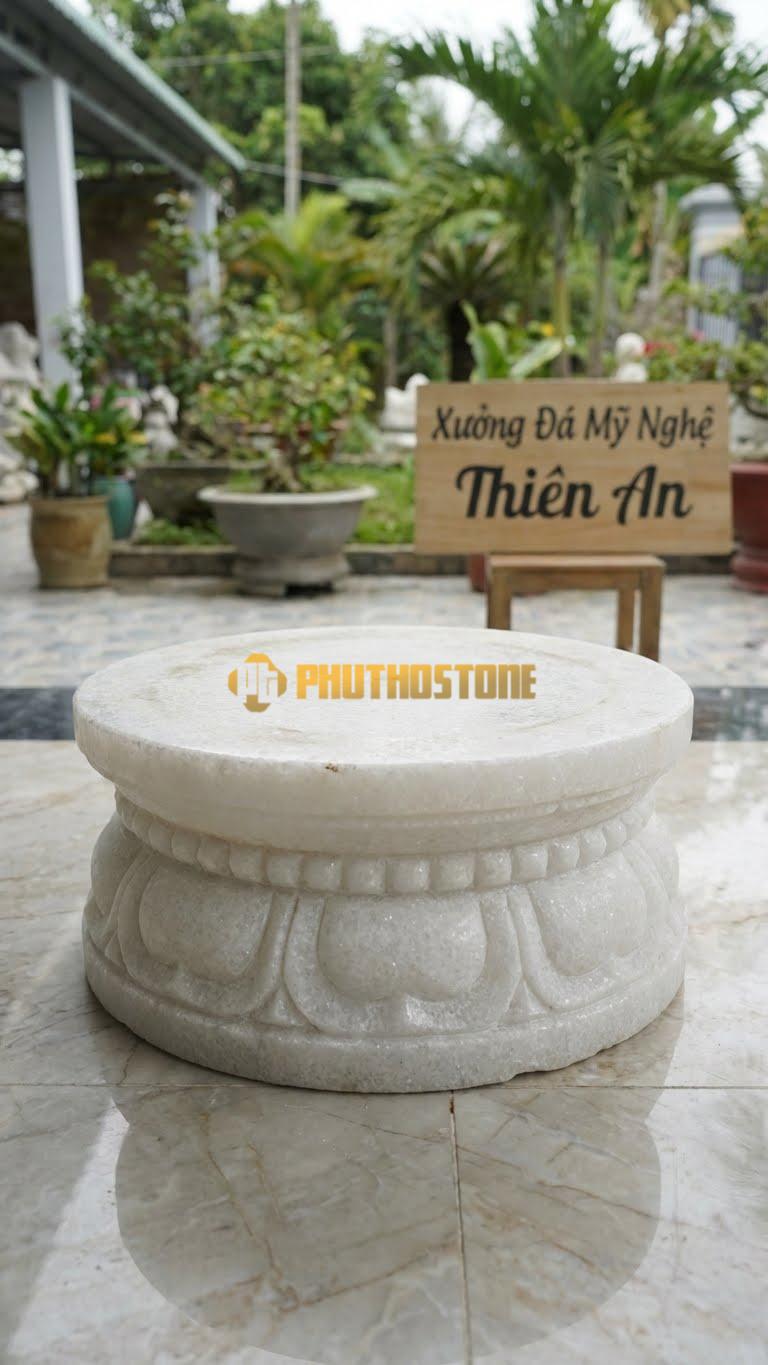 Chân Tảng Đá Trắng Muối Tảng Bệt Cườm Kết Hợp Sen D28: Cổ Đi Hạt Cườm, Chân Đế Đi Cánh Sen Nhỏ. (Gương 28Cm – Đế 42Cm – Cao 15Cm).