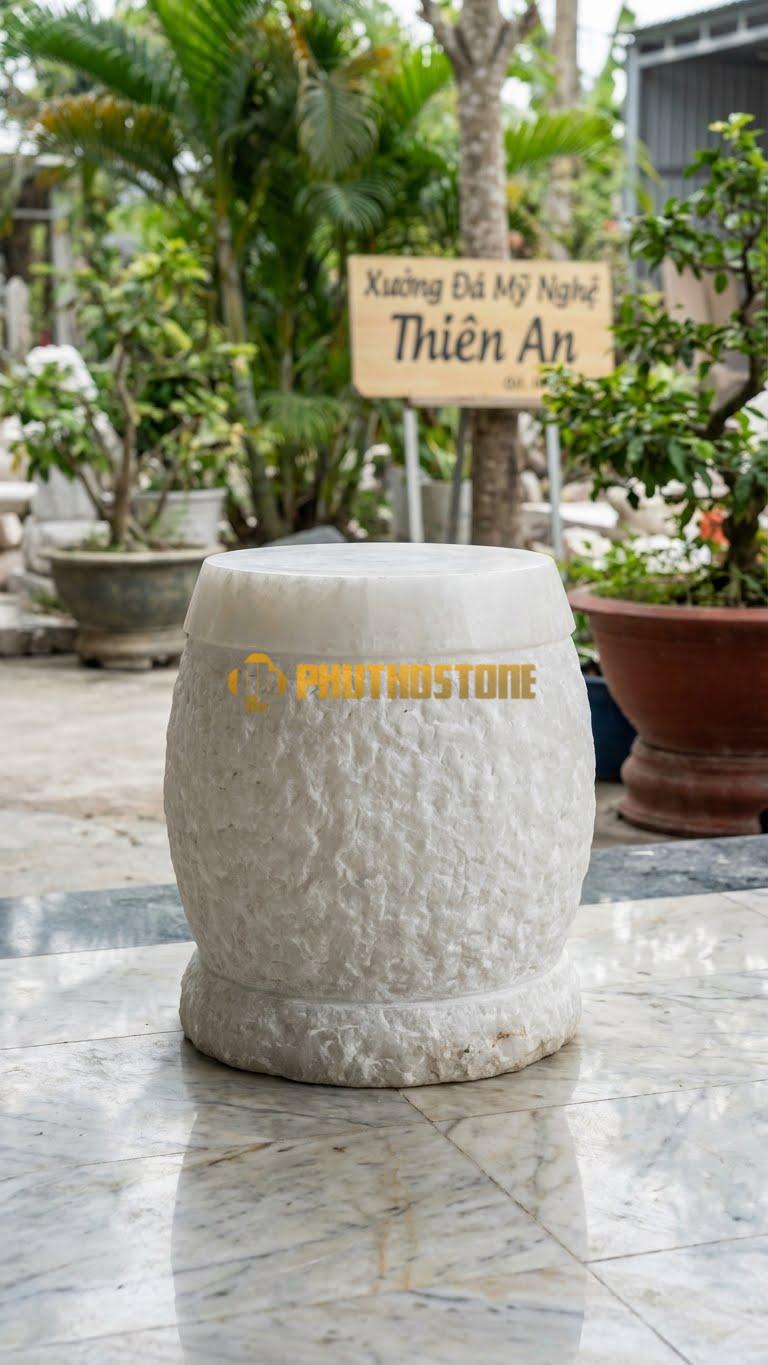 Chân Tảng Đá Trắng Muối Tảng Bồng Trống Băm Nhám D27: Dáng Trống, Bề Mặt Băm Nhám Tạo Vẻ Cổ Kính. (Gương 27Cm – Bụng 38Cm – Cao 40Cm).
