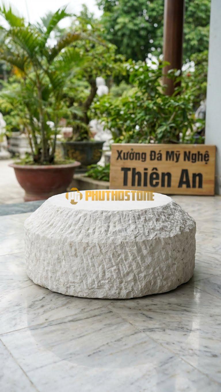 Chân Tảng Đá Trắng Yên Bái Tảng Bệt Băm Toàn Phần D32: Toàn Bộ Tảng Đá Được Băm Nhám Thô Mộc. (Gương 32Cm – Đế 50Cm – Cao 15Cm).