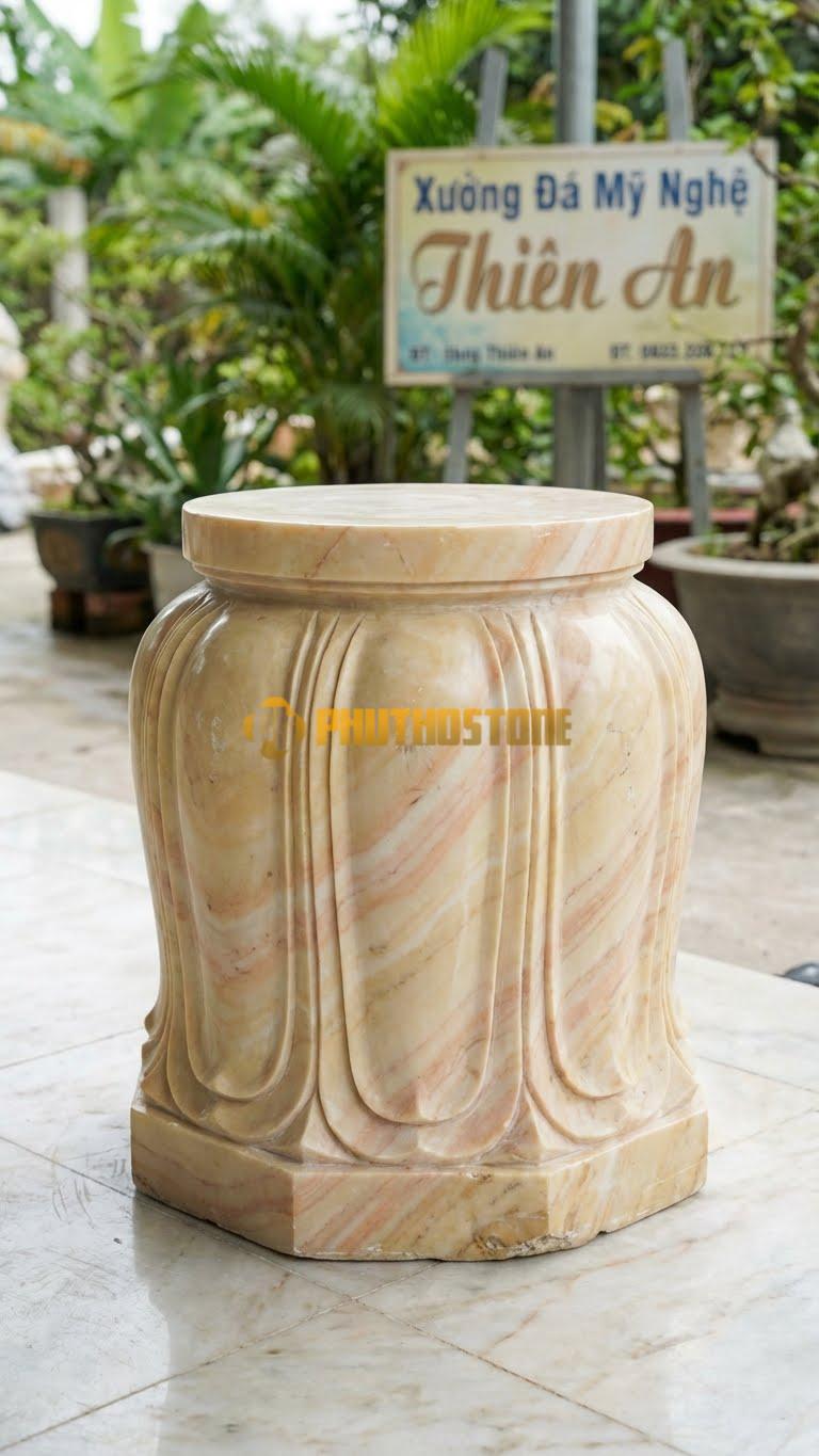 Chân Tảng Đá Vàng Nghệ An Tảng Bồng Sen Rủ D30: Cánh Sen Dài Rủ Từ Mặt Gương Xuống Thân Tảng. (Gương 30Cm – Bụng 42Cm – Cao 45Cm).