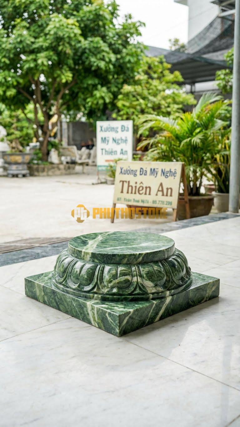 Chân Tảng Đá Xanh Ấn Tảng Bệt Sen Đế Vuông D25: Mặt Gương Tròn Có Cánh Sen, Nhưng Phần Đế Dưới Cùng Vuông Vức. (Gương 25Cm – Đế Vuông 40Cm – Cao 15Cm).