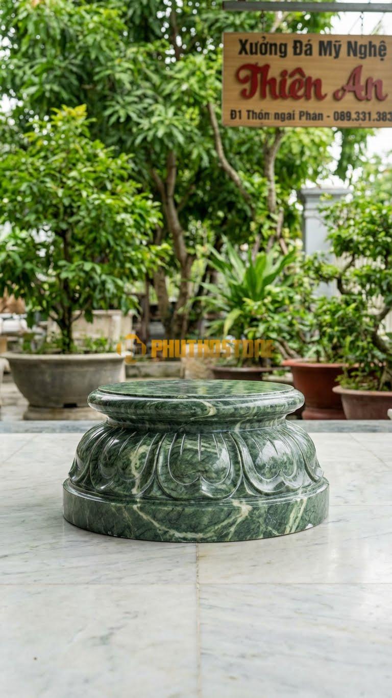 Chân Tảng Đá Xanh Ấn Tảng Bệt Sen Viền Chỉ D30: Cánh Sen Được Cách Điệu Bằng Các Đường Chỉ Viền Mảnh, Không Đục Sâu. (Gương 30Cm – Đế 45Cm – Cao 15Cm).