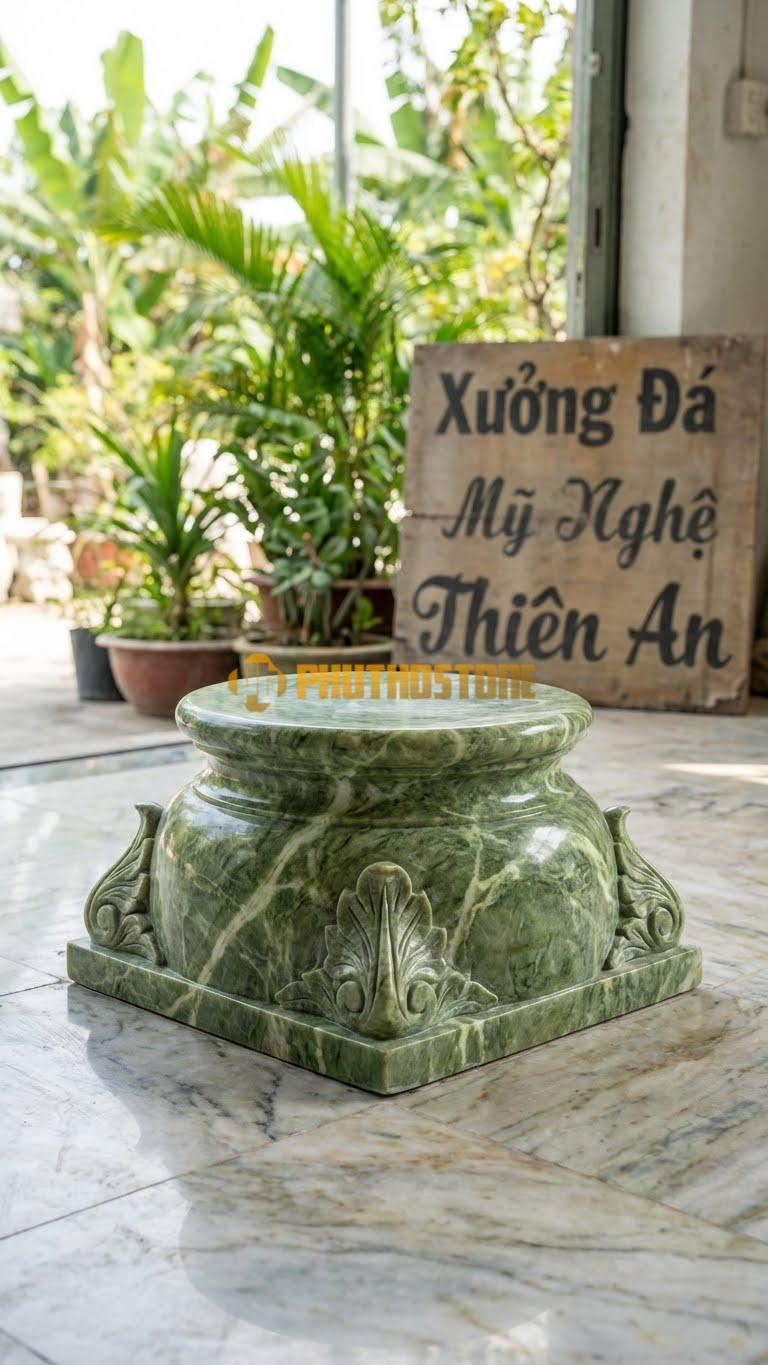Chân Tảng Đá Xanh Ấn Tảng Vuông – Tròn Lá Tây D35: Đế Vuông 55Cm, Chạm Lá Tây Cuộn Ở 4 Góc. Gương Tròn 35Cm. (Cao 20Cm).
