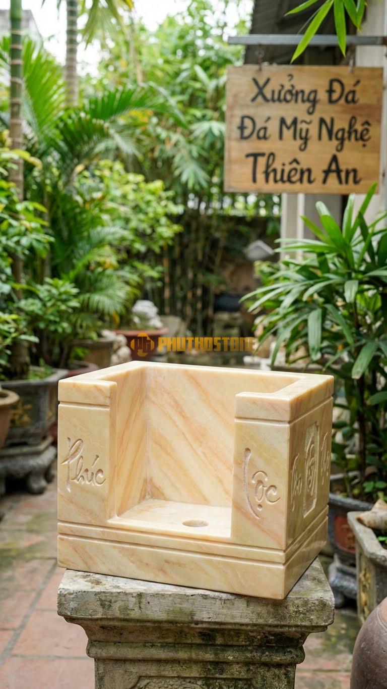 Chậu Cây Bonsai Đá Vàng Nghệ An, Kích thước 25cm x 25cm x 20cm – Hoa Văn chữ “Phúc – Lộc – Thọ” Cách Điệu Tại Các Mặt Bên.