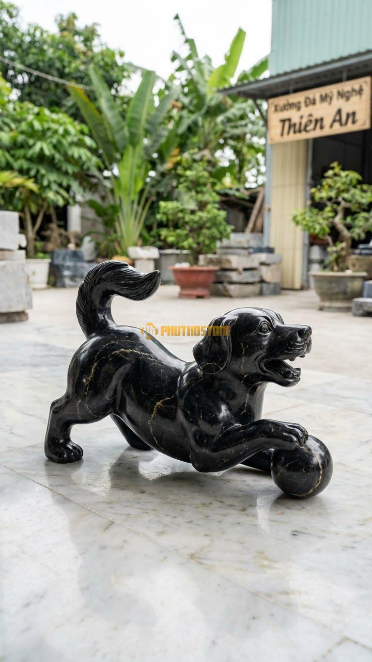 Chó Chơi Với Bóng Bằng Đá Đen Chỉ Nâu, Kiểu Dáng Dáng Vui Vẻ, Động. Kích Thước Dài 25cm.