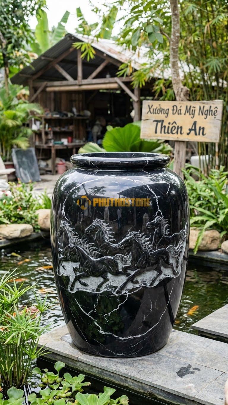 Chum “Bát Mã Truy Phong” Đá Đen Tia Chớp, Kích thước 110cm x 80cm, Hoa Văn 8 Con Ngựa Đang Phi Nước Đại, Bờm Và Đuôi Ngựa Khắc Rõ Nét Bay Bổng.