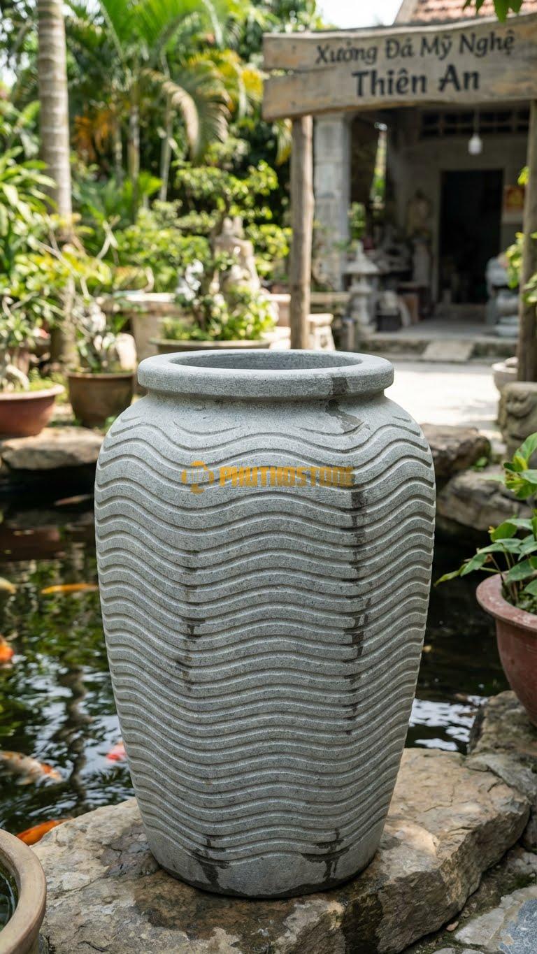 Chum “Sóng Nước Tĩnh Lặng” Đá Granite, Kích thước 75cm x 50cm, Hoa Văn Khắc Các Rãnh Ngang Song Song (Vân Sóng Cát) Từ Cổ Đến Đáy.