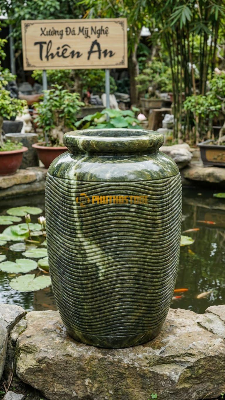 Chum “Sóng Nước Tĩnh Lặng” Đá Serpentine, Kích thước 75cm x 50cm, Hoa Văn Khắc Các Rãnh Ngang Song Song (Vân Sóng Cát) Từ Cổ Đến Đáy.