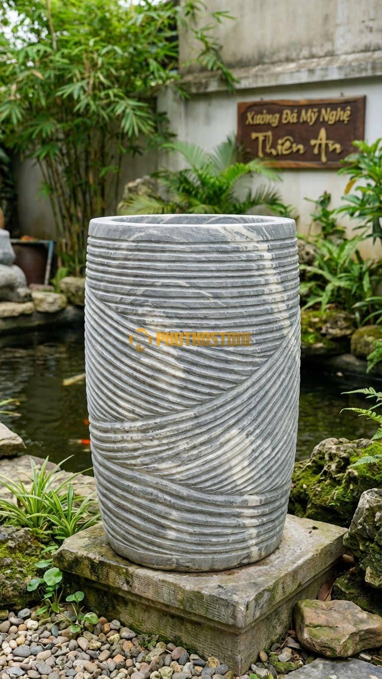 Chum “Sóng Nước Tĩnh Lặng” Đá Vân Mây, Kích thước 75cm x 50cm, Hoa Văn Khắc Các Rãnh Ngang Song Song (Vân Sóng Cát) Từ Cổ Đến Đáy.