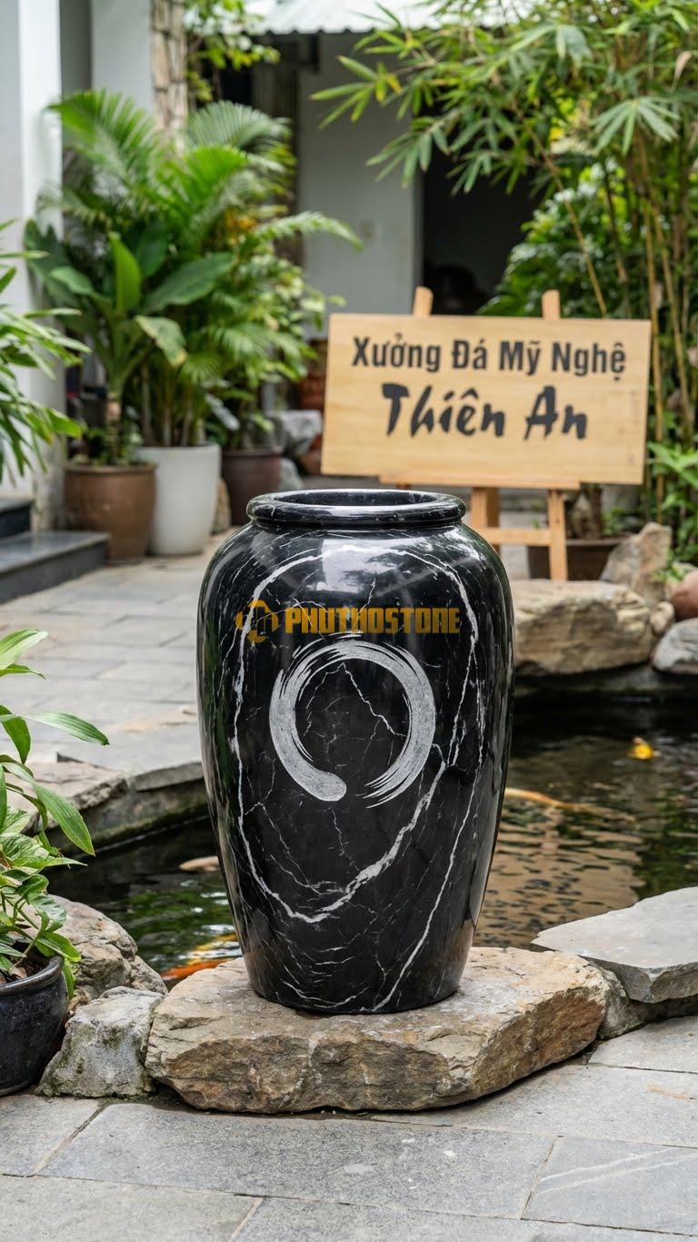 Chum “Vòng Tròn Thiền” Đá Đen Tia Chớp, Kích thước 85cm x 50cm, Hoa Văn Khắc Biểu Tượng Enso (Vòng Tròn Vẽ Dở) Một Cách Phóng Khoáng.