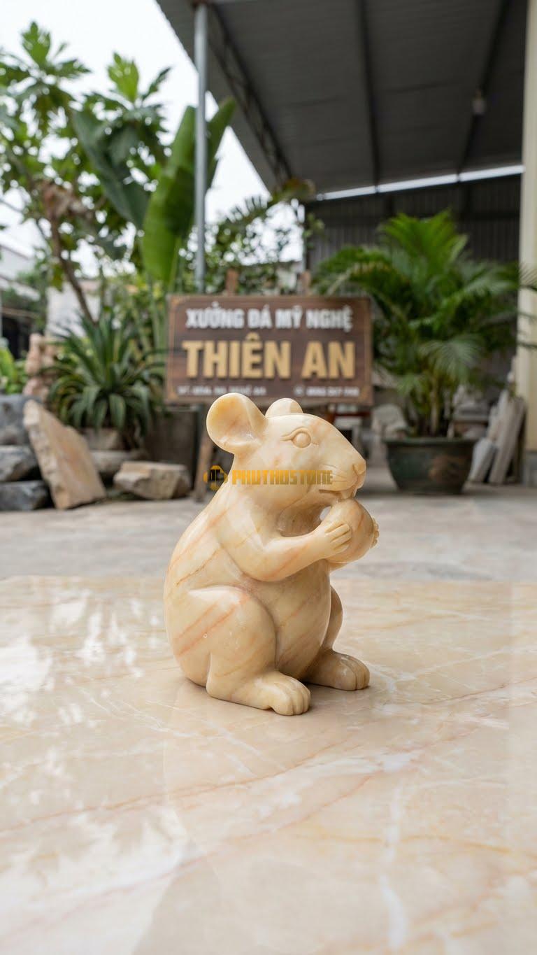 Chuột Cầm Hạt Dẻ Bằng Đá Vàng Nghệ An, Kiểu Dáng Dáng Ngồi Ăn Tự Nhiên. Kích Thước Cao 12cm.