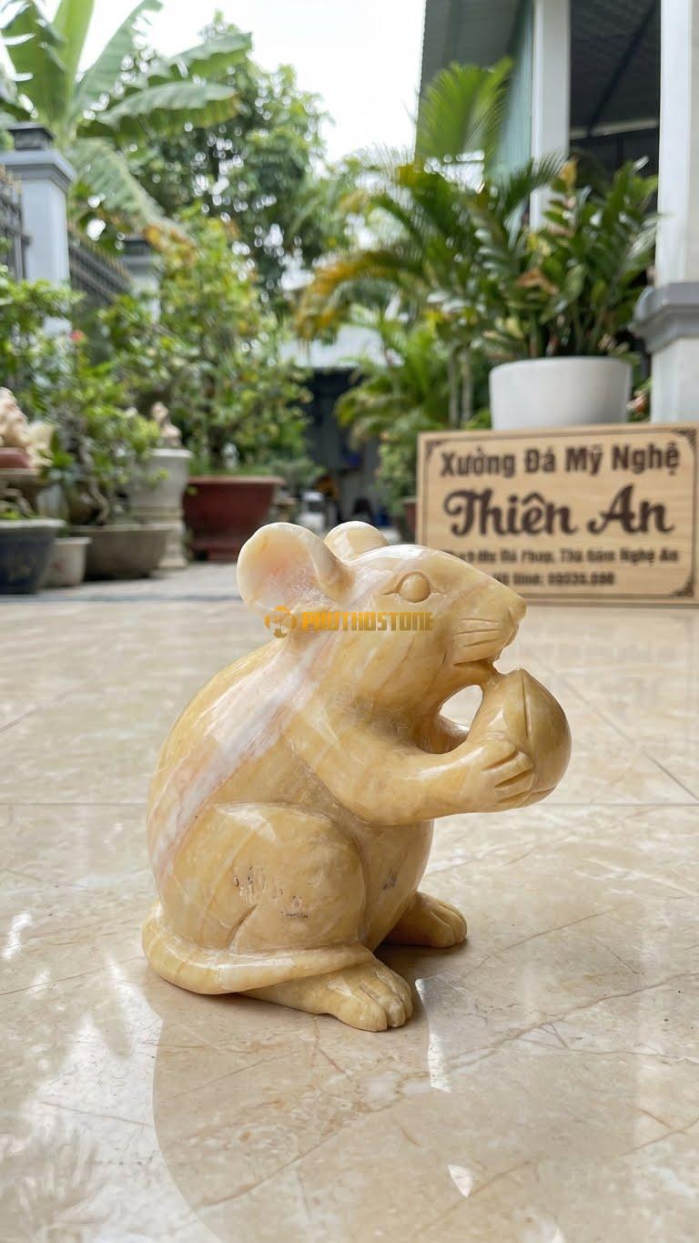 Chuột Cầm Hạt Dẻ Bằng Đá Vàng Nghệ An, Kiểu Dáng Dáng Ngồi Ăn Tự Nhiên. Kích Thước Cao 12cm.