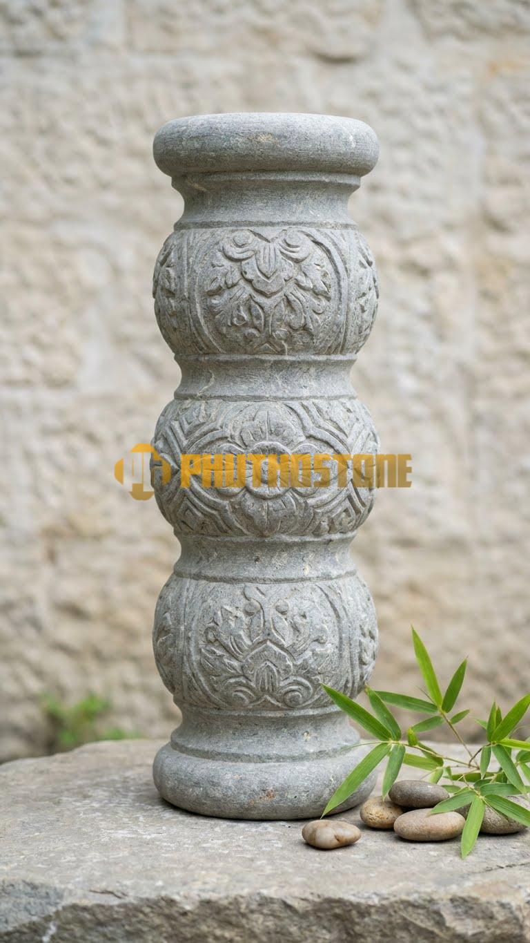 Con Tiện Đá Cẩm Thạch Xám Hồ Lô Kép: Dáng 3 bầu tròn nhỏ dần về phía trên, cao 85cm, đk 15cm, dáng cao lạ mắt.