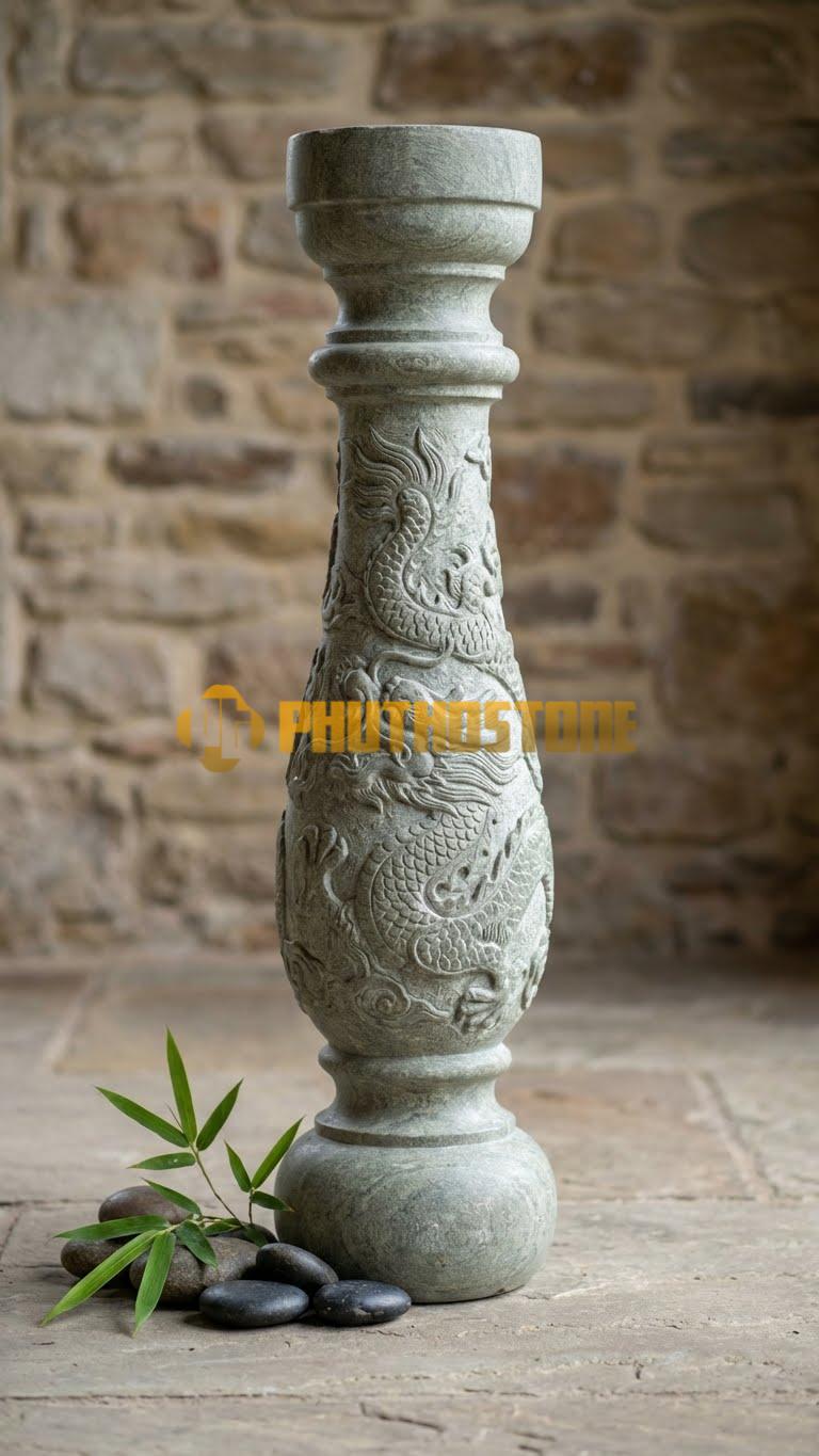 Con Tiện Đá Cẩm Thạch Xám Lục Bình Chạm Rồng: Dáng lục bình, cao 80cm, đk 16cm, thân bình chạm nổi rồng cuộn (Long cuốn) tinh xảo.
