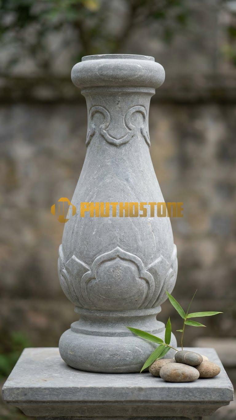 Con Tiện Đá Cẩm Thạch Xám Lục Bình Miệng Loe: Dáng cổ thắt nhỏ, miệng loe rộng như đài hoa, cao 75cm, đk 14cm, viền miệng chạm hạt cườm.