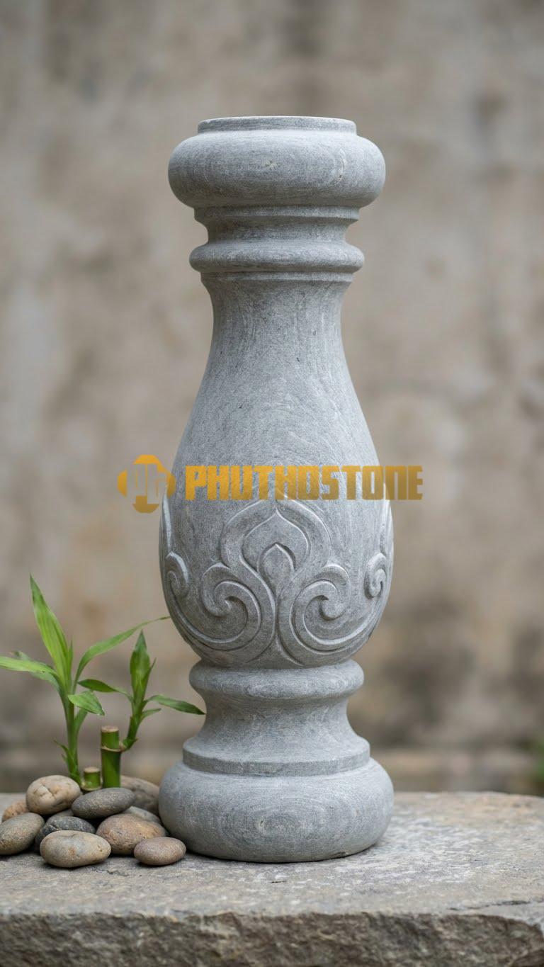 Con Tiện Đá Cẩm Thạch Xám Vuông Đơn Giản: Dáng trụ vuông thẳng đứng, cao 70cm, vuông 12cm, bốn mặt phẳng trơn, mài vát nhẹ 4 góc.