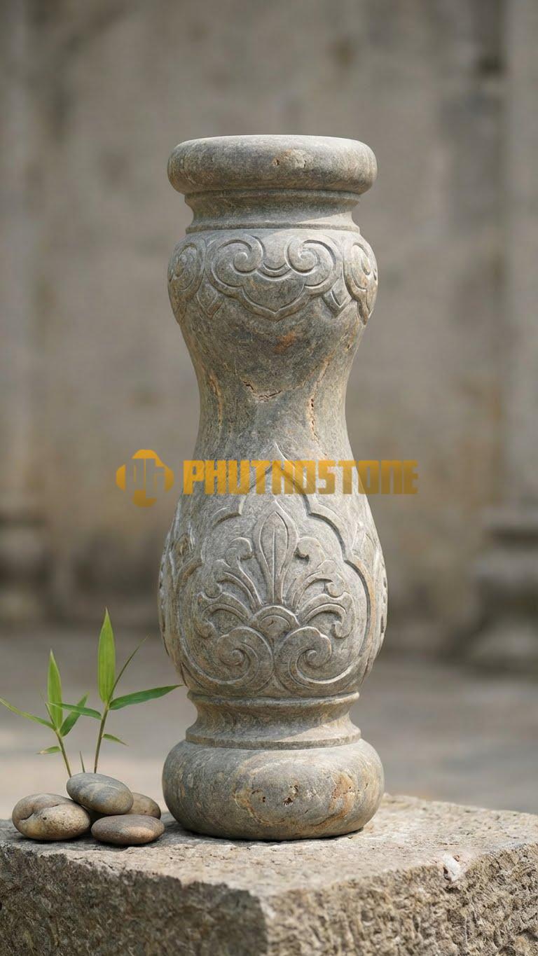 Con Tiện Đá Cuội Đồng Hồ Cát: Dáng thắt nhỏ ở giữa, loe to hai đầu đối xứng như đồng hồ cát, cao 70cm, đk 14cm.