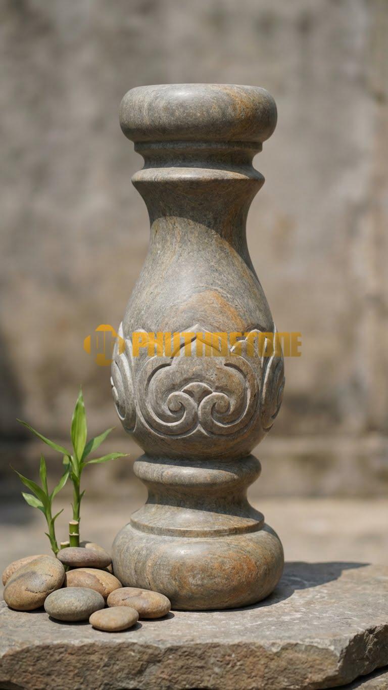 Con Tiện Đá Cuội Vuông Đơn Giản: Dáng trụ vuông thẳng đứng, cao 70cm, vuông 12cm, bốn mặt phẳng trơn, mài vát nhẹ 4 góc.
