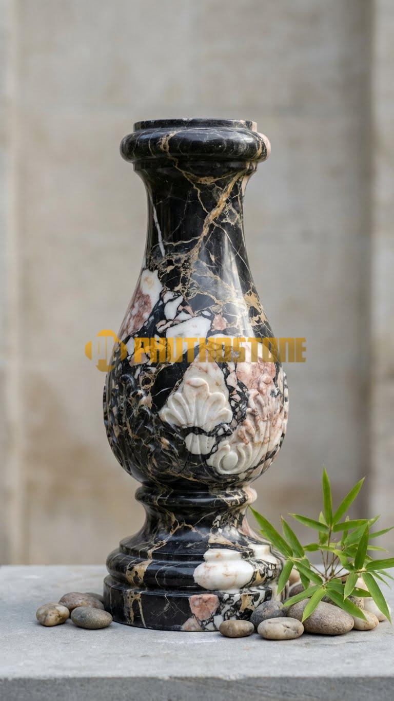 Con Tiện Đá Đá Da Báo Tròn Khía Rãnh Xoắn: Thân trụ tròn, cao 75cm, đk 14cm, chạm rãnh xoắn ốc chạy dọc quanh thân như mũi khoan.