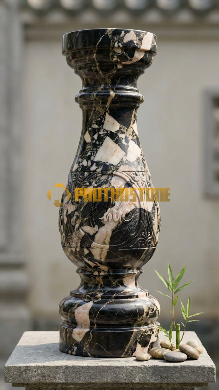 Con Tiện Đá Đá Da Báo Vuông Chạm Chữ Phúc: Trụ vuông, cao 80cm, vuông 14cm, chạm nổi chữ Phúc thư pháp, thường đi cặp với Con tiện chữ Thọ.