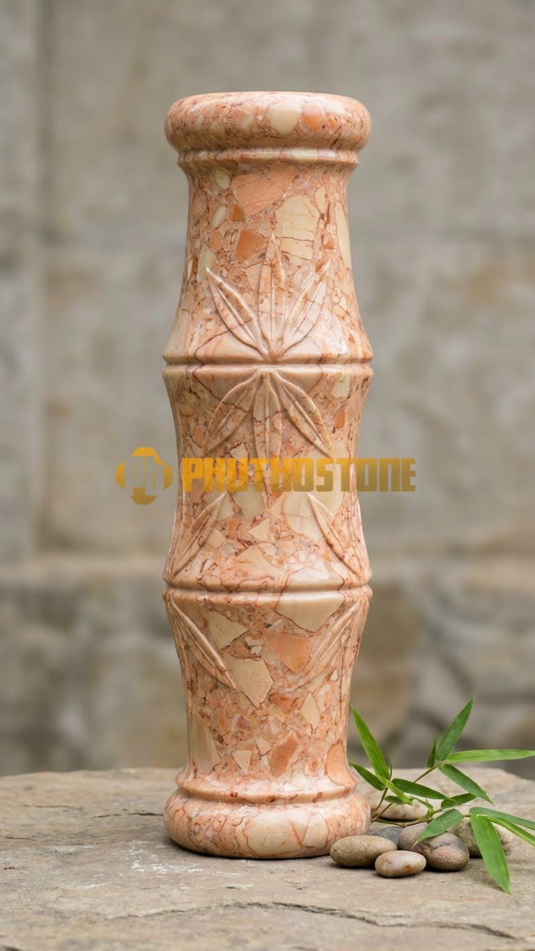 Con Tiện Đá Đá Hồng Đốt Trúc 3 Đốt: Mô phỏng thân cây trúc với 3 đốt đều nhau, cao 60cm, đk 10cm, các mắt trúc chạm nổi rõ nét.