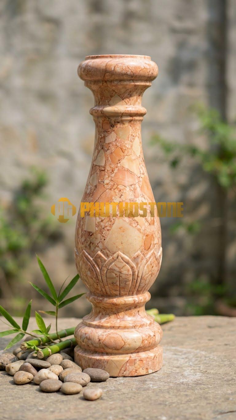 Con Tiện Đá Đá Hồng Lục Bình Chạm Sen (Đáy): Dáng lục bình, cao 75cm, đk 14cm, phần bầu dưới chạm cánh sen úp bao quanh.
