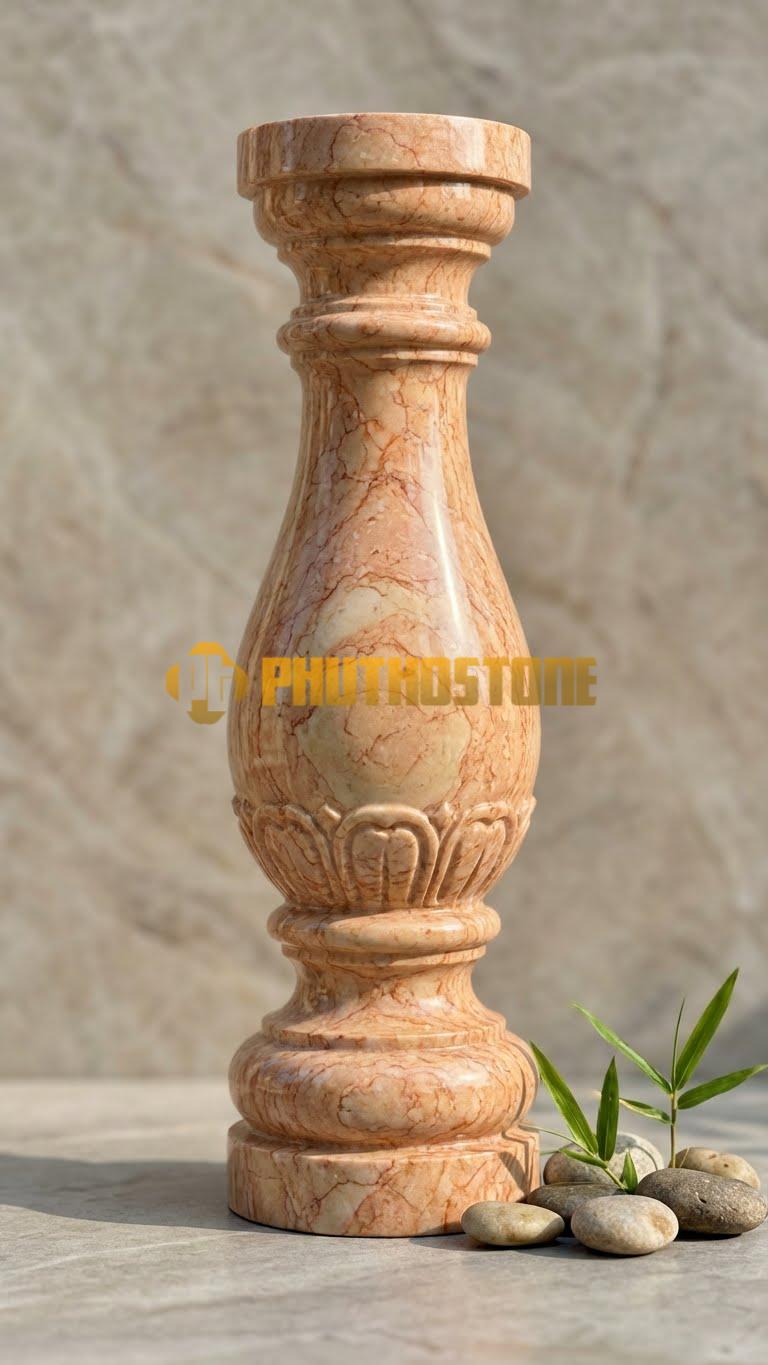 Con Tiện Đá Đá Hồng Vuông Chạm Chữ Phúc: Trụ vuông, cao 80cm, vuông 14cm, chạm nổi chữ Phúc thư pháp, thường đi cặp với Con tiện chữ Thọ.