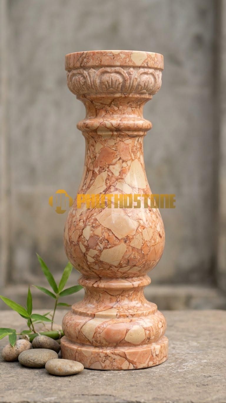 Con Tiện Đá Đá Hồng Vuông Chạm Đồng Tiền: Trụ vuông, cao 80cm, vuông 14cm, chạm khắc hình đồng xu cổ (Kim tiền) ở mặt trước.