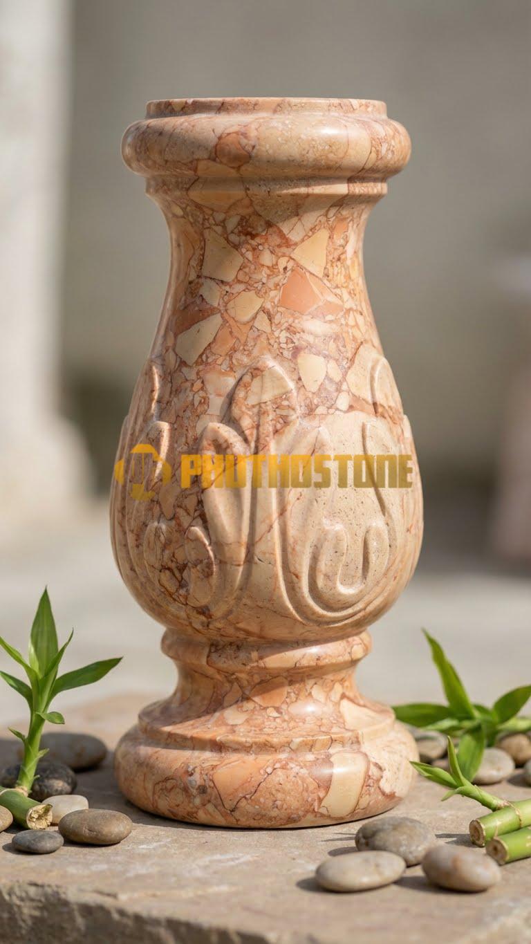 Con Tiện Đá Đá Hồng Vuông Chỉ Nổi: Trụ vuông, cao 70cm, vuông 12cm, chạy các đường chỉ nổi bao quanh thân tạo điểm nhấn.