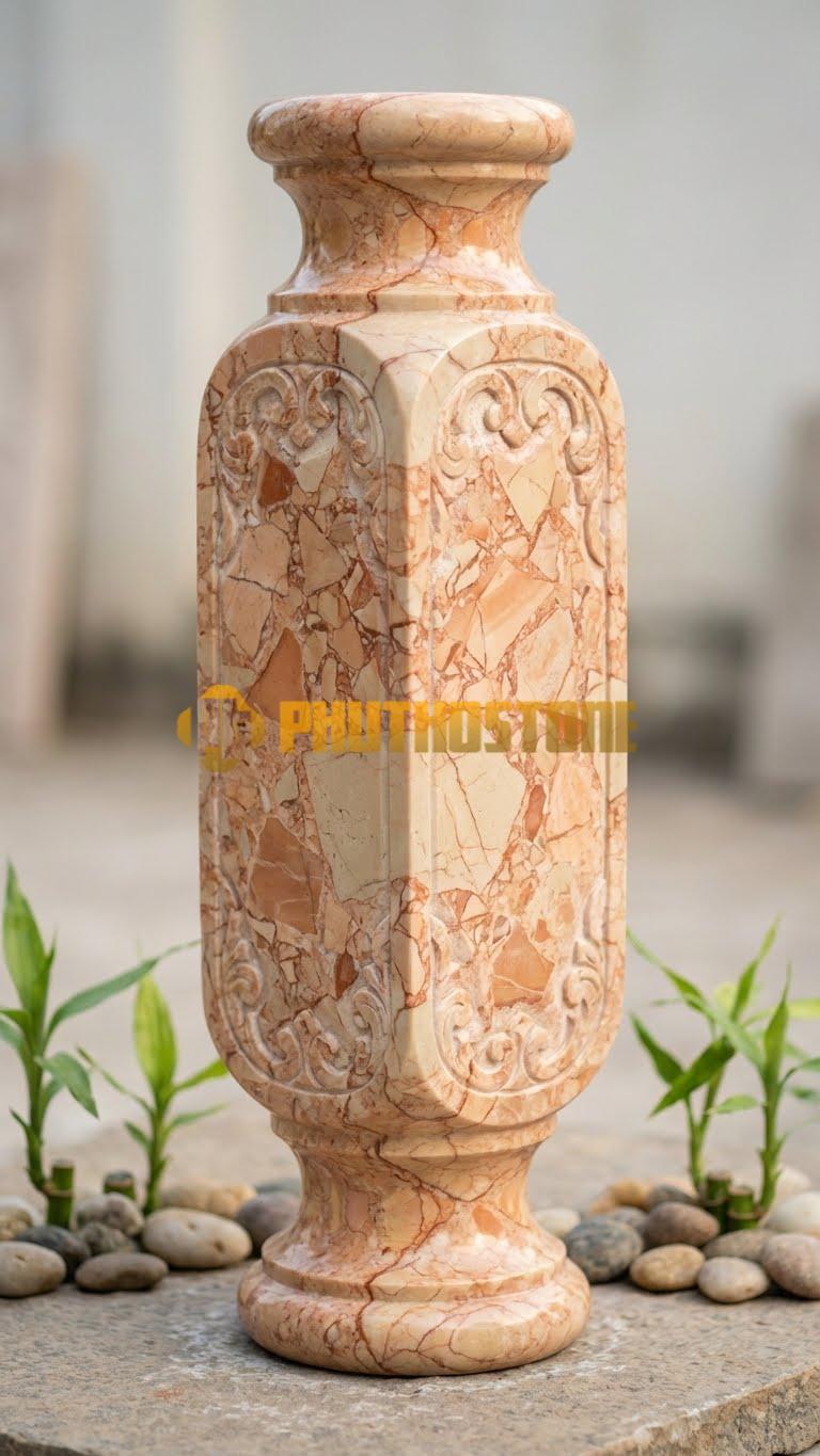 Con Tiện Đá Đá Hồng Vuông Thắt Eo: Trụ vuông có thắt eo ở 1/3 thân trên và dưới, cao 75cm, vuông 14cm, tạo hình khối khỏe khoắn.