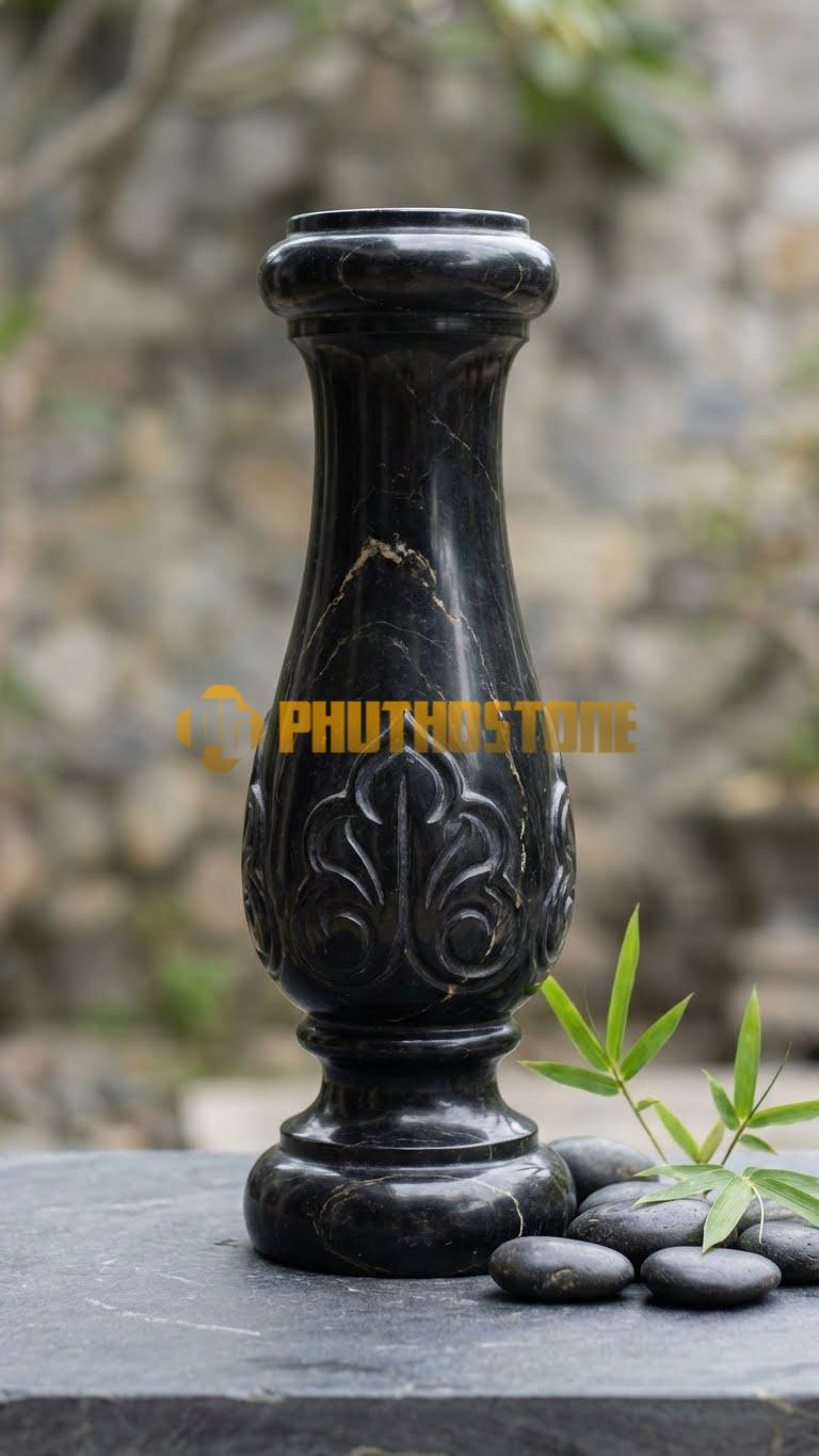 Con Tiện Đá Đen Chỉ Nâu Hồ Lô Đơn: Dáng 2 bầu tròn chồng lên nhau như quả hồ lô, cao 65cm, đk 14cm, tượng trưng sức khỏe.