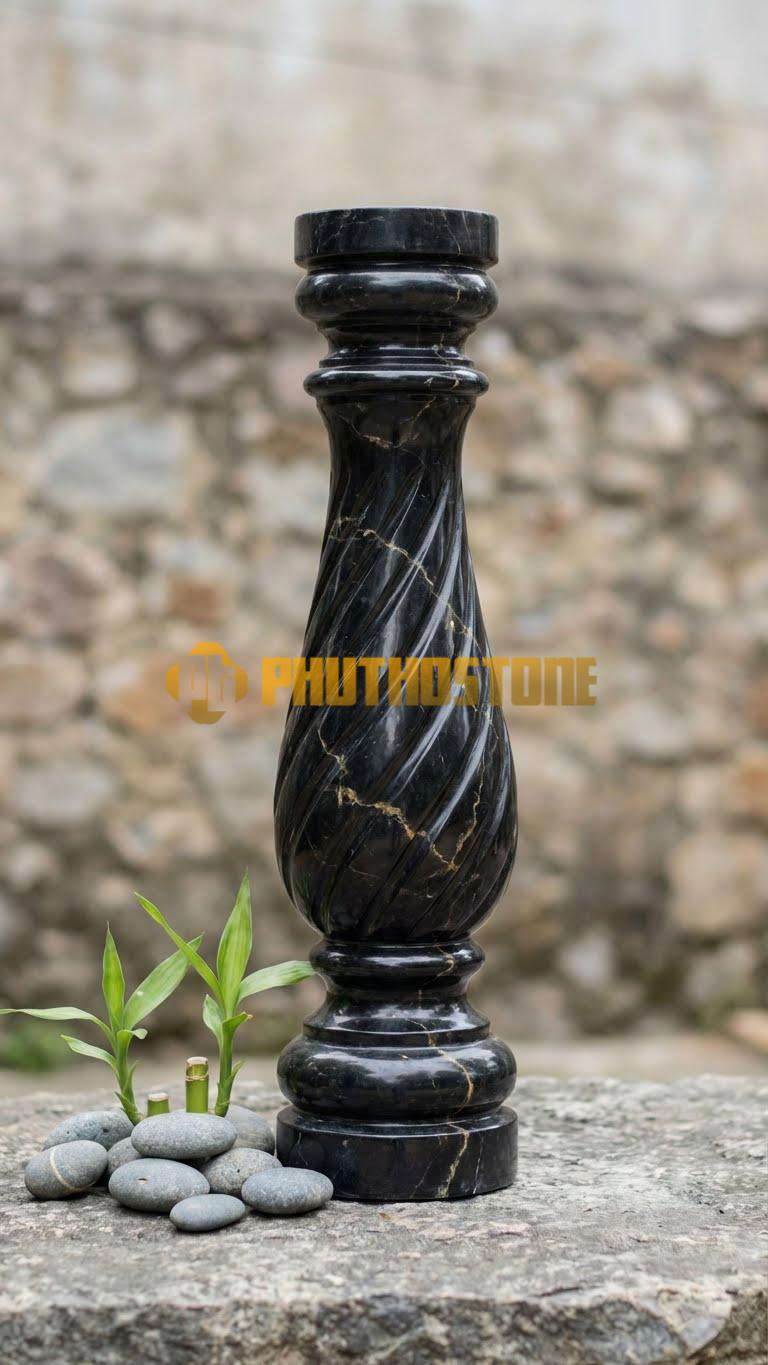 Con Tiện Đá Đen Chỉ Nâu Tròn Khía Rãnh Xoắn: Thân trụ tròn, cao 75cm, đk 14cm, chạm rãnh xoắn ốc chạy dọc quanh thân như mũi khoan.