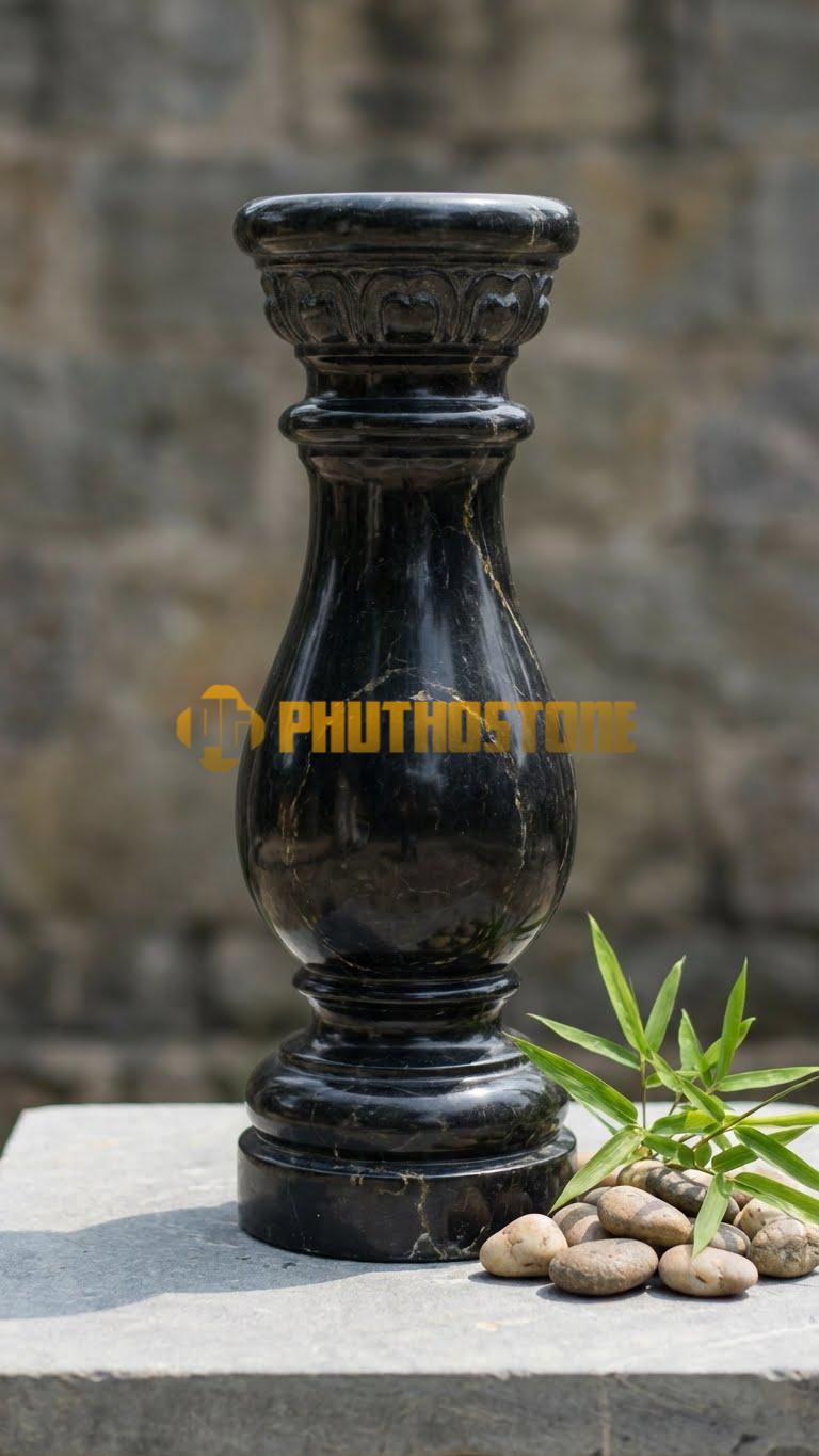 Con Tiện Đá Đen Chỉ Nâu Trụ Đa Giác (12 cạnh): Trụ tròn được vát thành 12 mặt phẳng nhỏ, cao 75cm, đk 14cm, phản chiếu ánh sáng tốt.