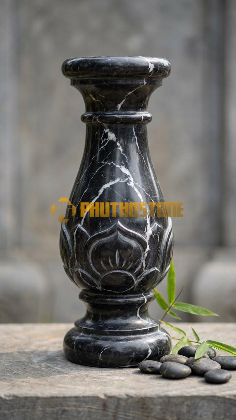 Con Tiện Đá Đen Tia Chớp Đài Sen (Đầu Nở): Thân tròn trơn, phần đỉnh tạo hình đài sen đã nở, cao 75cm, đk 14cm.