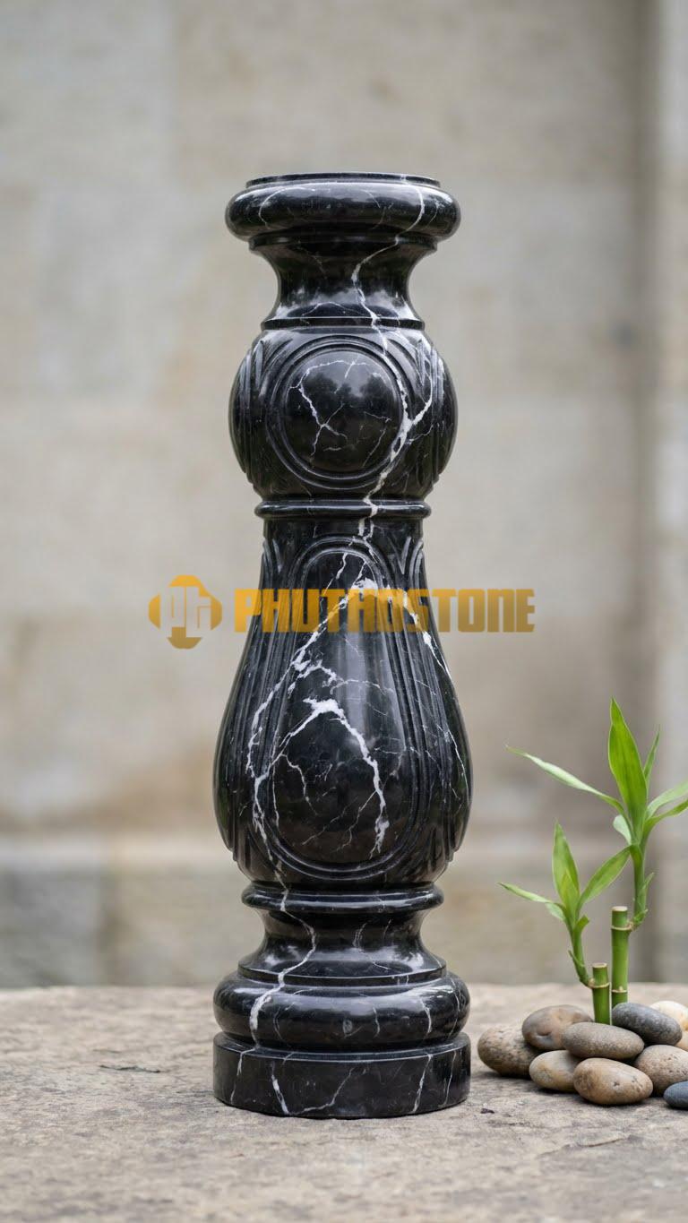 Con Tiện Đá Đen Tia Chớp Hồ Lô Đơn: Dáng 2 bầu tròn chồng lên nhau như quả hồ lô, cao 65cm, đk 14cm, tượng trưng sức khỏe.