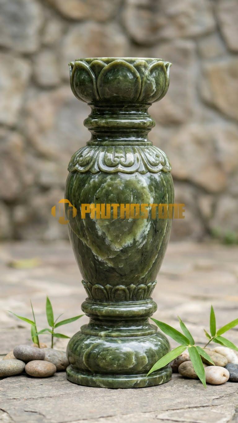 Con Tiện Đá Serpentine Đài Sen (Đầu Nở): Thân tròn trơn, phần đỉnh tạo hình đài sen đã nở, cao 75cm, đk 14cm.