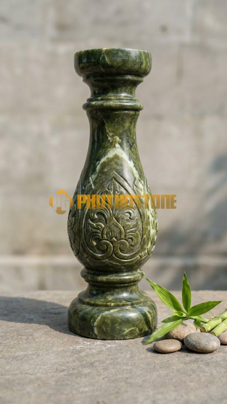 Con Tiện Đá Serpentine Đồng Hồ Cát: Dáng thắt nhỏ ở giữa, loe to hai đầu đối xứng như đồng hồ cát, cao 70cm, đk 14cm.