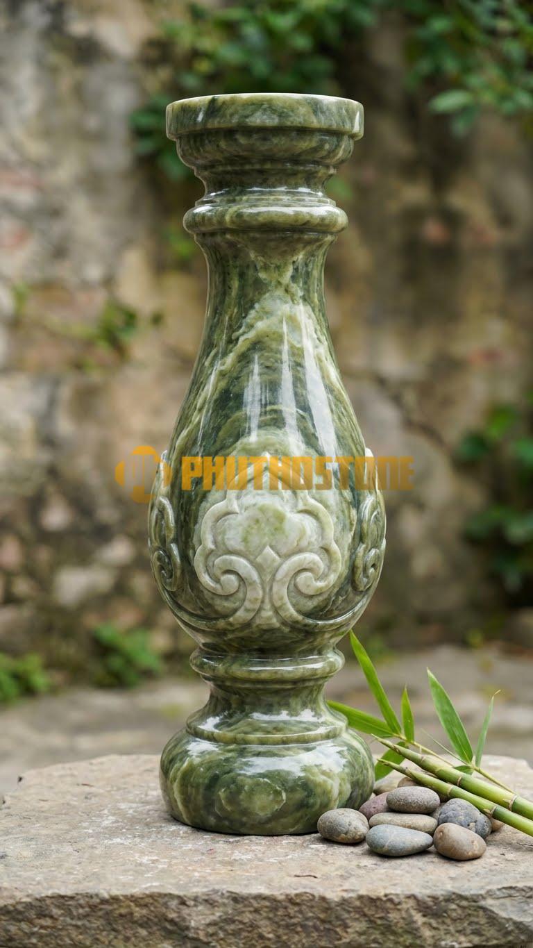Con Tiện Đá Serpentine Vuông Chạm Chữ Phúc: Trụ vuông, cao 80cm, vuông 14cm, chạm nổi chữ Phúc thư pháp, thường đi cặp với Con tiện chữ Thọ.
