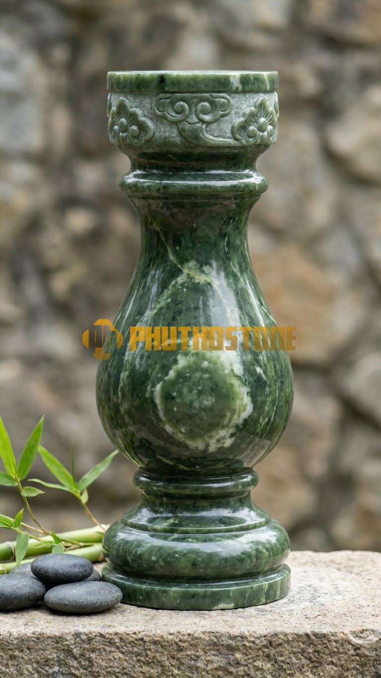Con Tiện Đá Serpentine Vuông Chỉ Nổi: Trụ vuông, cao 70cm, vuông 12cm, chạy các đường chỉ nổi bao quanh thân tạo điểm nhấn.